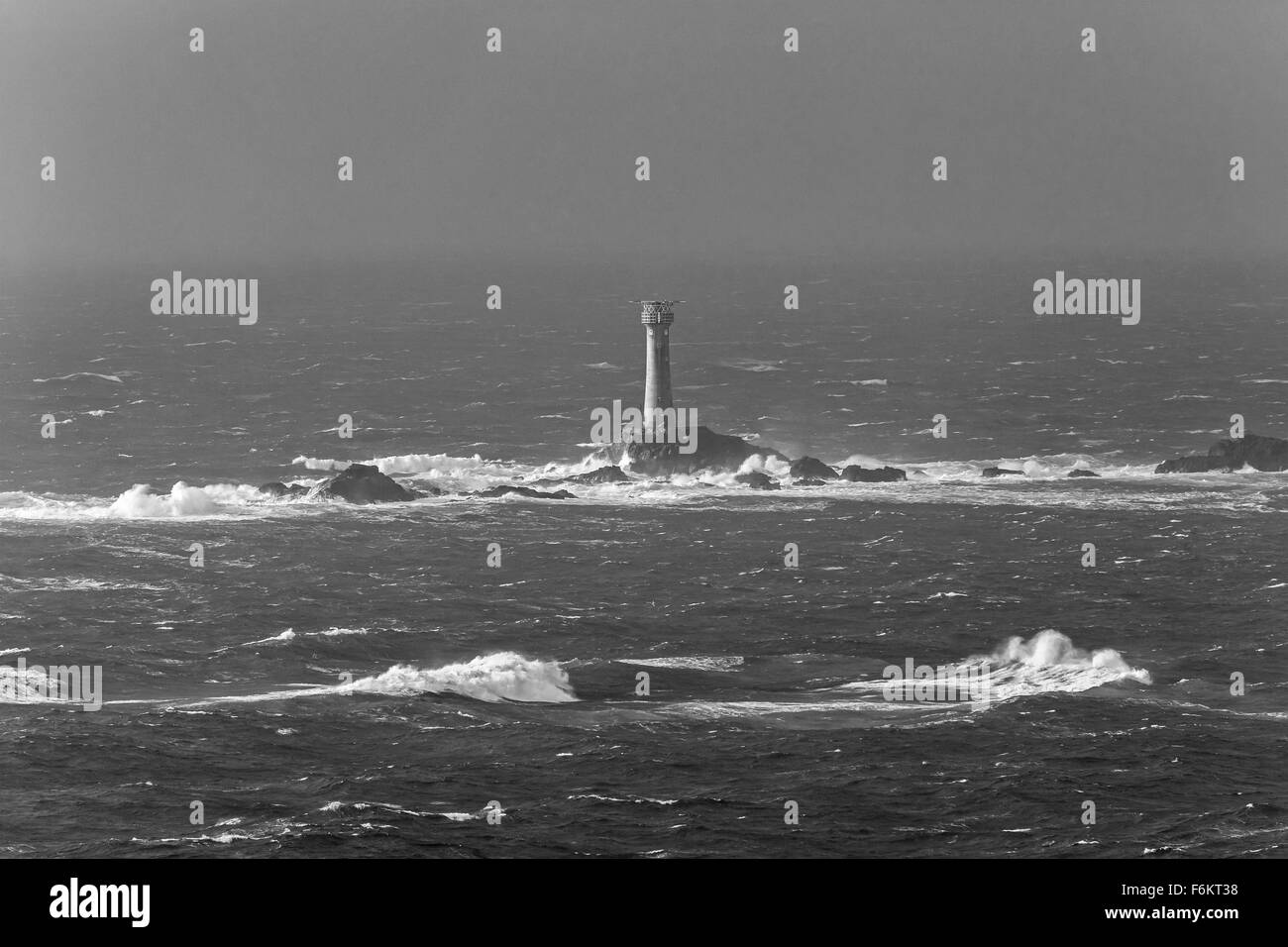 Terre termina, Cornwall, Regno Unito. Venti forti, 55mph raffiche. Onde che si infrangono sulla Longships Lighthouse. 17 novembre 2015. Credito: Barry Bateman / Alamy Live News Foto Stock