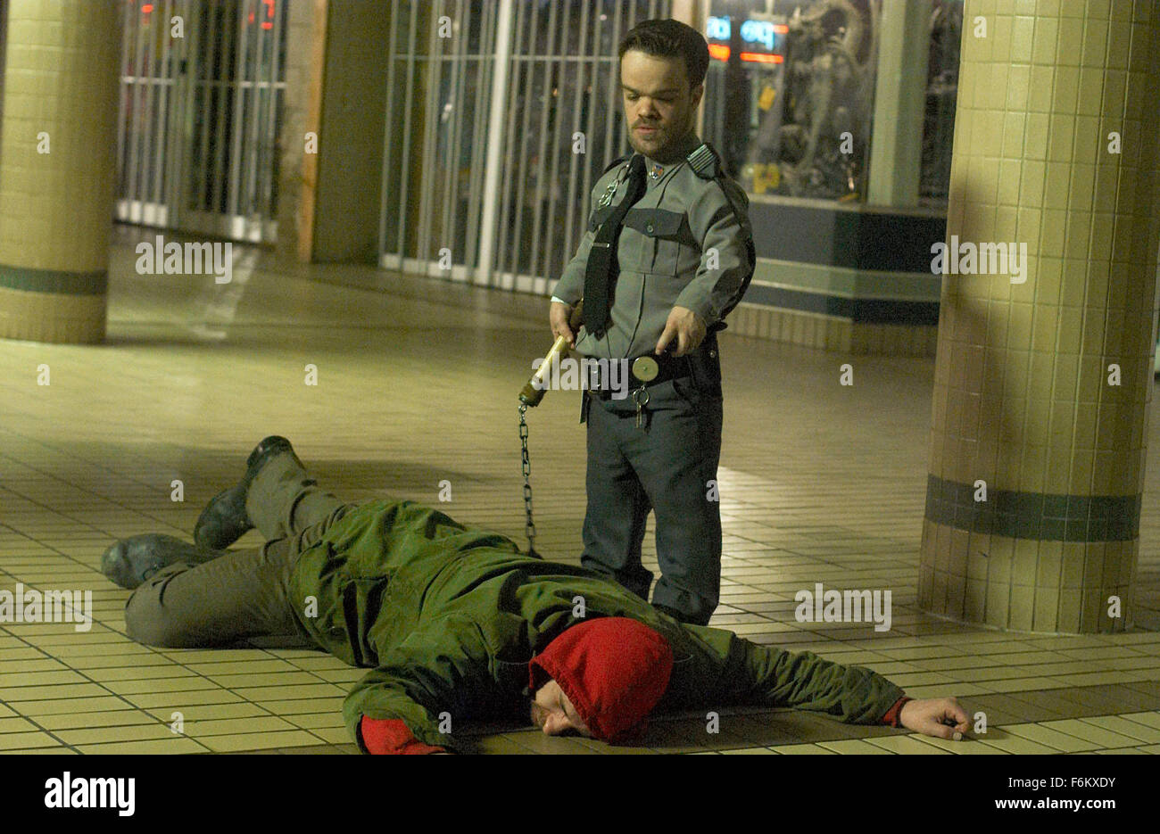 Data di rilascio: ottobre 05, 2007. Il titolo del filmato: Weirdsville. STUDIO: THINKFilm. Trama: Royce e Dexter sono due scansafatiche che vivono nella strana cittadina di Weedsville. Quando Royce la ragazza di Matilda overdose sul loro stash e muore, decidono di seppellirla in un abbandonato Drive-In teatro. Le cose vanno fuori controllo quando scoprono satanisti eseguendo un sacrificio rituale a destra dove stavano andando a seppellire il corpo. Nella foto: Scott Speedman come Dexter e MARK PARR come Anthony. Foto Stock