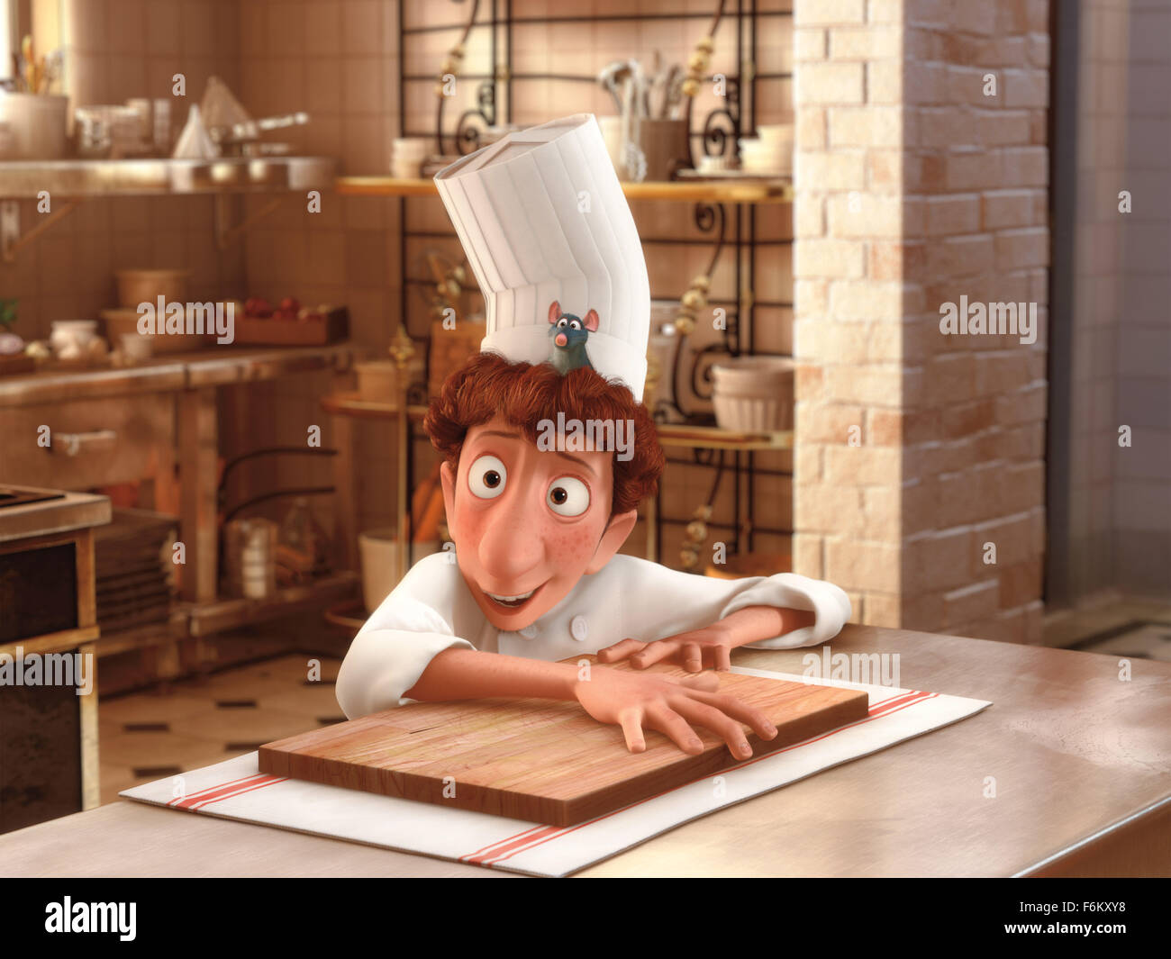 Data di rilascio: giugno 29, 2007. STUDIO: Pixar Animation Studios / Walt Disney Pictures. Trama: un giovane ratto vivono all interno delle mura di un famoso bistro Parigi vuole diventare un cuoco, ma è ostacolato dalla sua famiglia è lo scetticismo e la rat-disprezzando il personale e patroni. Nella foto: Patton Oswalt come la voce di Remy e Lou romano come la voce di Linguini. Foto Stock