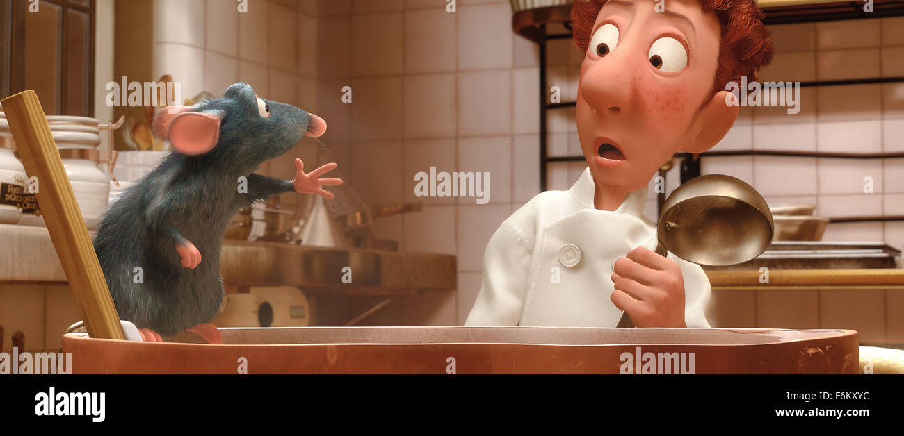 Data di rilascio: giugno 29, 2007. STUDIO: Pixar Animation Studios / Walt Disney Pictures. Trama: un giovane ratto vivono all interno delle mura di un famoso bistro Parigi vuole diventare un cuoco, ma è ostacolato dalla sua famiglia è lo scetticismo e la rat-disprezzando il personale e patroni. Nella foto: Patton Oswalt come la voce di Remy e Lou romano come la voce di Linguini. Foto Stock