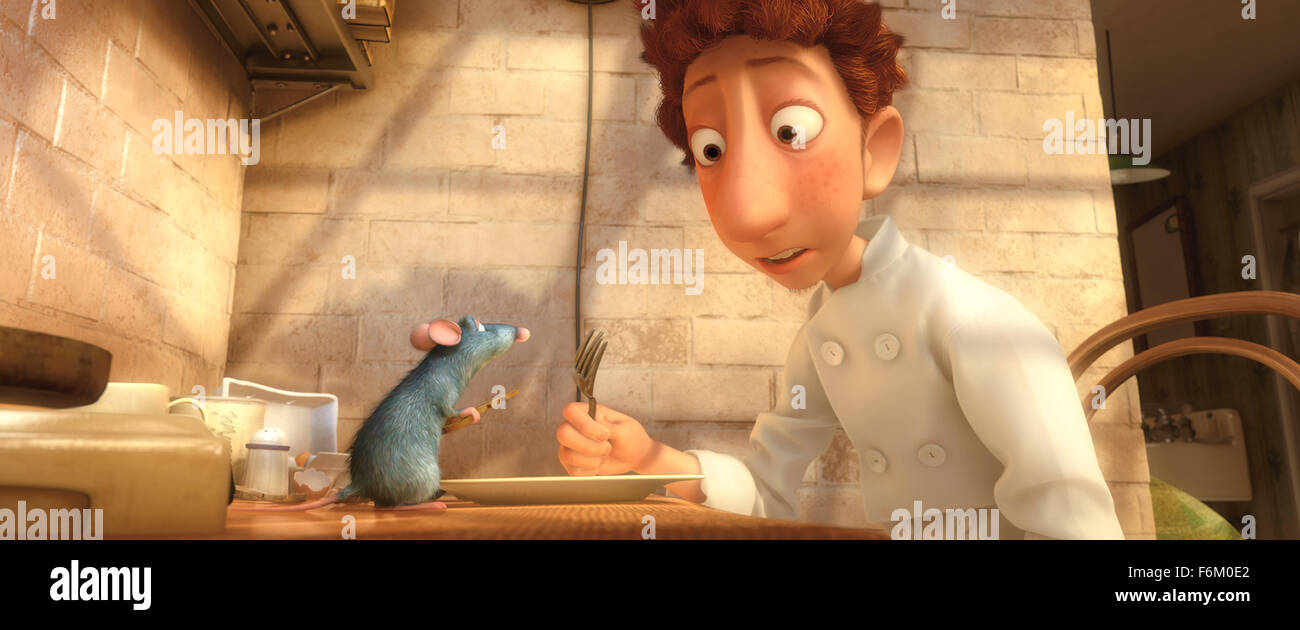 Data di rilascio: giugno 29, 2007. STUDIO: Pixar Animation Studios / Walt Disney Pictures. Trama: un giovane ratto vivono all interno delle mura di un famoso bistro Parigi vuole diventare un cuoco, ma è ostacolato dalla sua famiglia è lo scetticismo e la rat-disprezzando il personale e patroni. Nella foto: Patton Oswalt come la voce di Remy e Lou romano come la voce di Linguini. Foto Stock