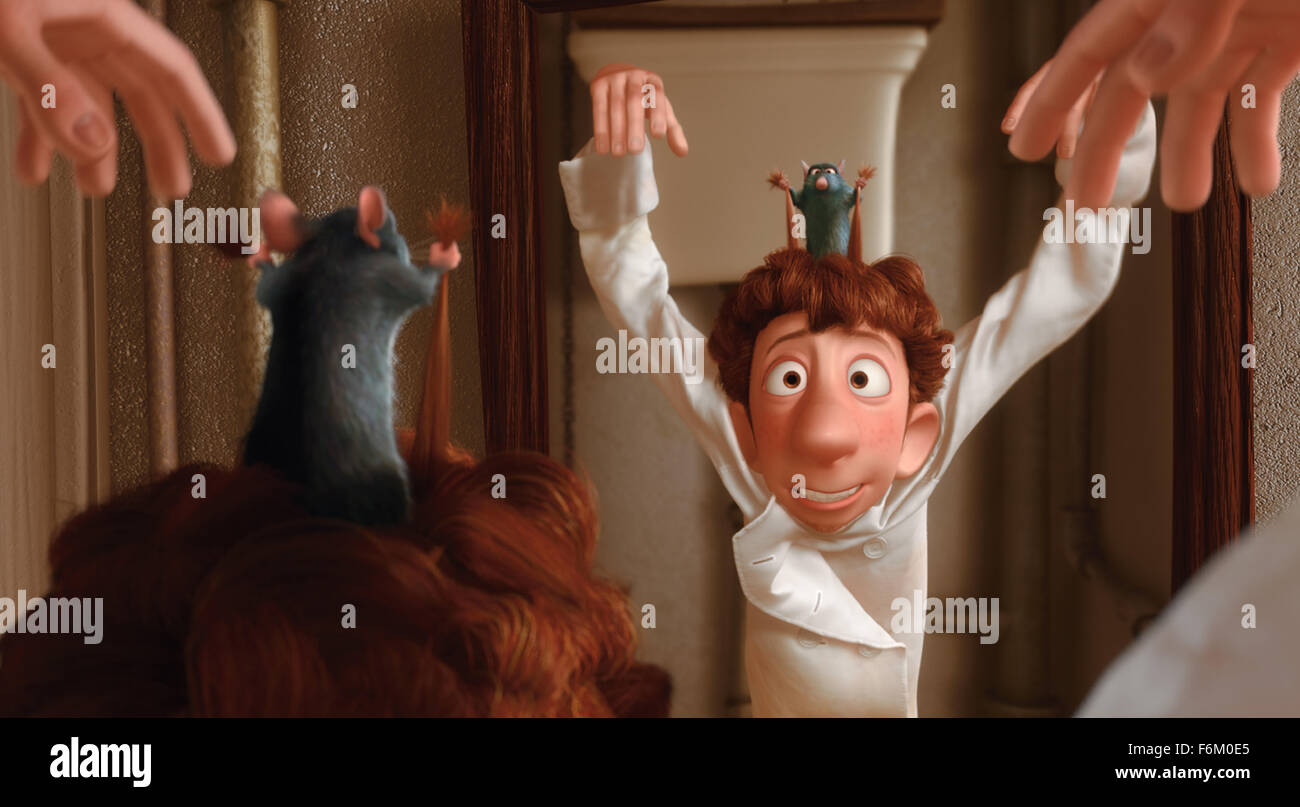 Data di rilascio: giugno 29, 2007. STUDIO: Pixar Animation Studios / Walt Disney Pictures. Trama: un giovane ratto vivono all interno delle mura di un famoso bistro Parigi vuole diventare un cuoco, ma è ostacolato dalla sua famiglia è lo scetticismo e la rat-disprezzando il personale e patroni. Nella foto: Patton Oswalt come la voce di Remy e Lou romano come la voce di Linguini. Foto Stock