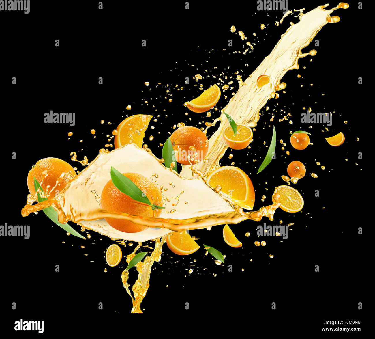 Arance con succo splash su sfondo nero Foto Stock