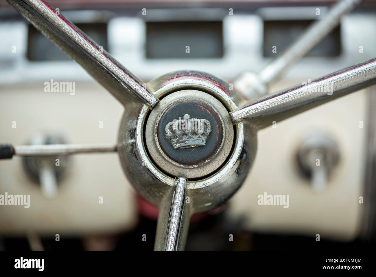 Il marcio al volante di una Buick road cruiser, vintage volante, la leva degli indicatori di direzione, quadro della strumentazione, corona, logo, Scene di strada, Foto Stock