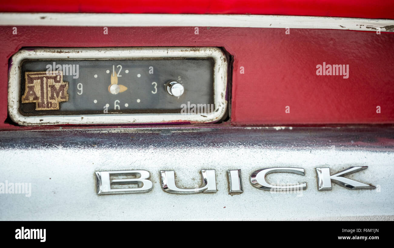 Cruscotto di una vecchia Buick road cruiser su Cuba vecchia auto clock, personaggio marca auto Buick, La Habana, Cuba, Caraibi, Foto Stock