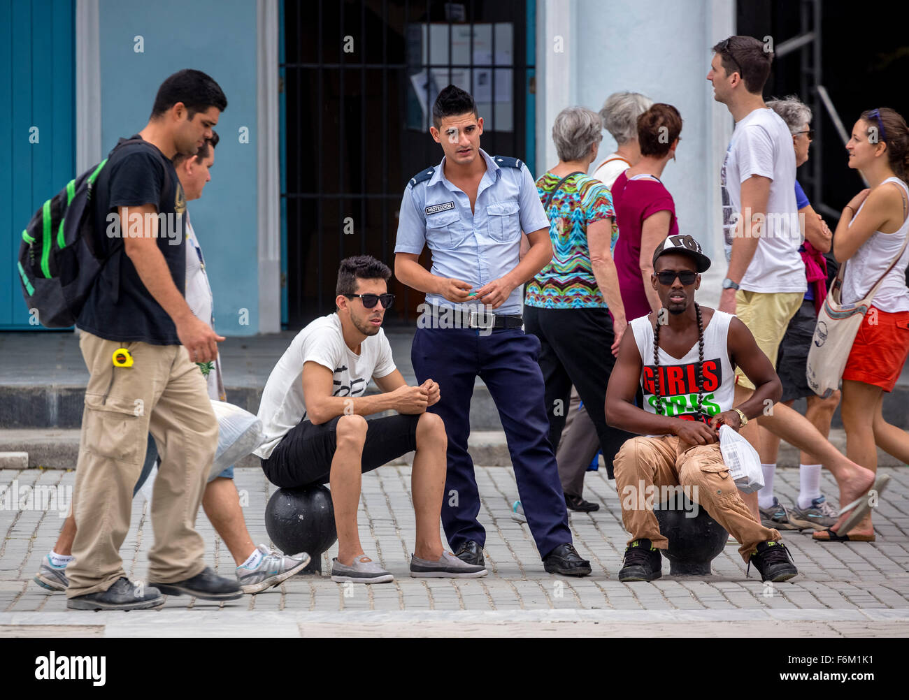 Giovane poliziotto canadese con gli adolescenti e i giovani cubani in un marketplace, Scene di strada, La Habana, Cuba, Caraibi, Nord Americ Foto Stock