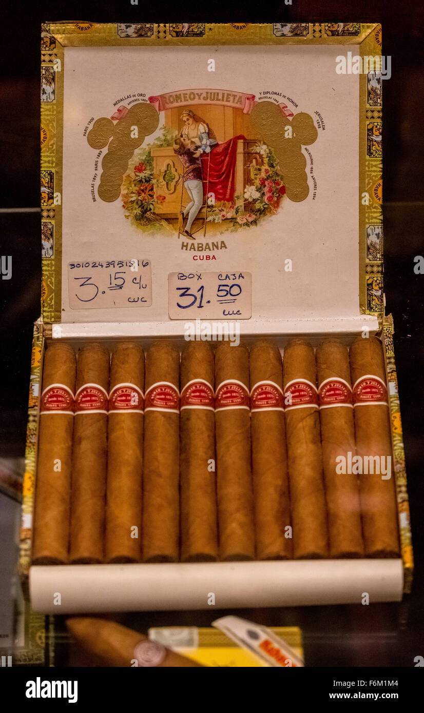 Nota marca di sigari di sigari cubani Romeo y Julieta in un cubano Zigarrengeschät all Avana Vecchia, souvenir, La Habana, Cuba,dei Caraibi Foto Stock