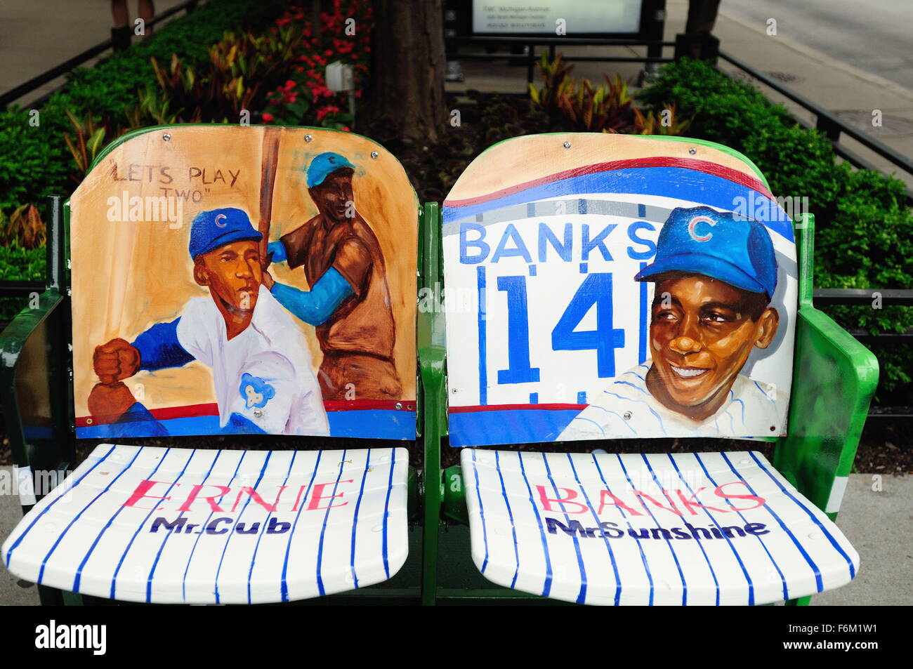 Uno dei 50 set di Wrigley Field sedi posizionate lungo il Chicago's Michigan Avenue per commemorare lo stadio il centesimo anniversario. Chicago, Illinois, USA Foto Stock