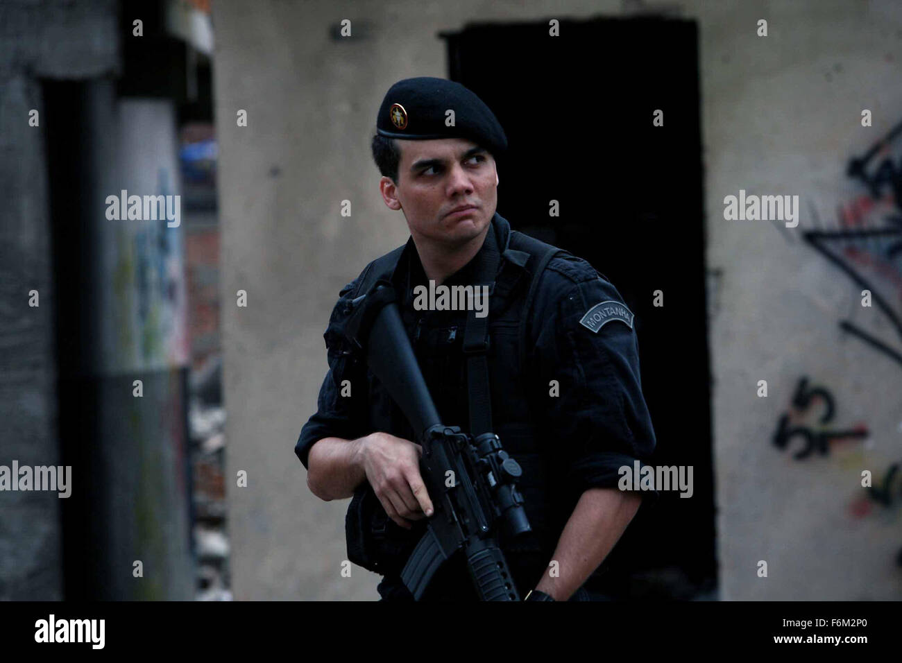 Data di rilascio: 25 gennaio 2008. Il titolo del filmato: Tropa de Elite. STUDIO: IFC Films. Trama: durante una brutale campagna per fissare il papa's 1997 visita a Rio de Janeiro, il capitano Nascimento fa fatica a trovare un ricambio adatto che continuerà il BOPE è spietata sforzi per infiltrarsi nelle favelas e la guerra contro il loro farmaco dominante underworld. Nella foto: WAGNER MOURA come Capit<o Nascimento. Foto Stock