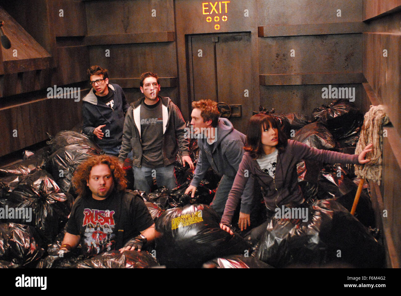 Data di rilascio: 2008. Il titolo del filmato: Fanboys. STUDIO: Weinstein Company. Trama: è la festa di Halloween sono stati tutti aspettando, per divertirsi con gli amici e appendere fuori con i compagni di fan di Star Wars e i partner nel crimine. Tuttavia, gli eventi prendono una piega quando uno di loro mazzetto che tempo fa divenute la sua vecchia gang e ha assunto la responsabilità di adulti è improvvisamente in mezzo a loro di nuovo. Ricollegamento non è facile. Ma ben presto, Eric, Windows Hutch e Zoe rendersi conto che Linus non vivrà abbastanza a lungo per esperienza qual è stato il loro menti per età: La tanto attesa versione teatrale di Guerre stellari - Episodio I, whic Foto Stock