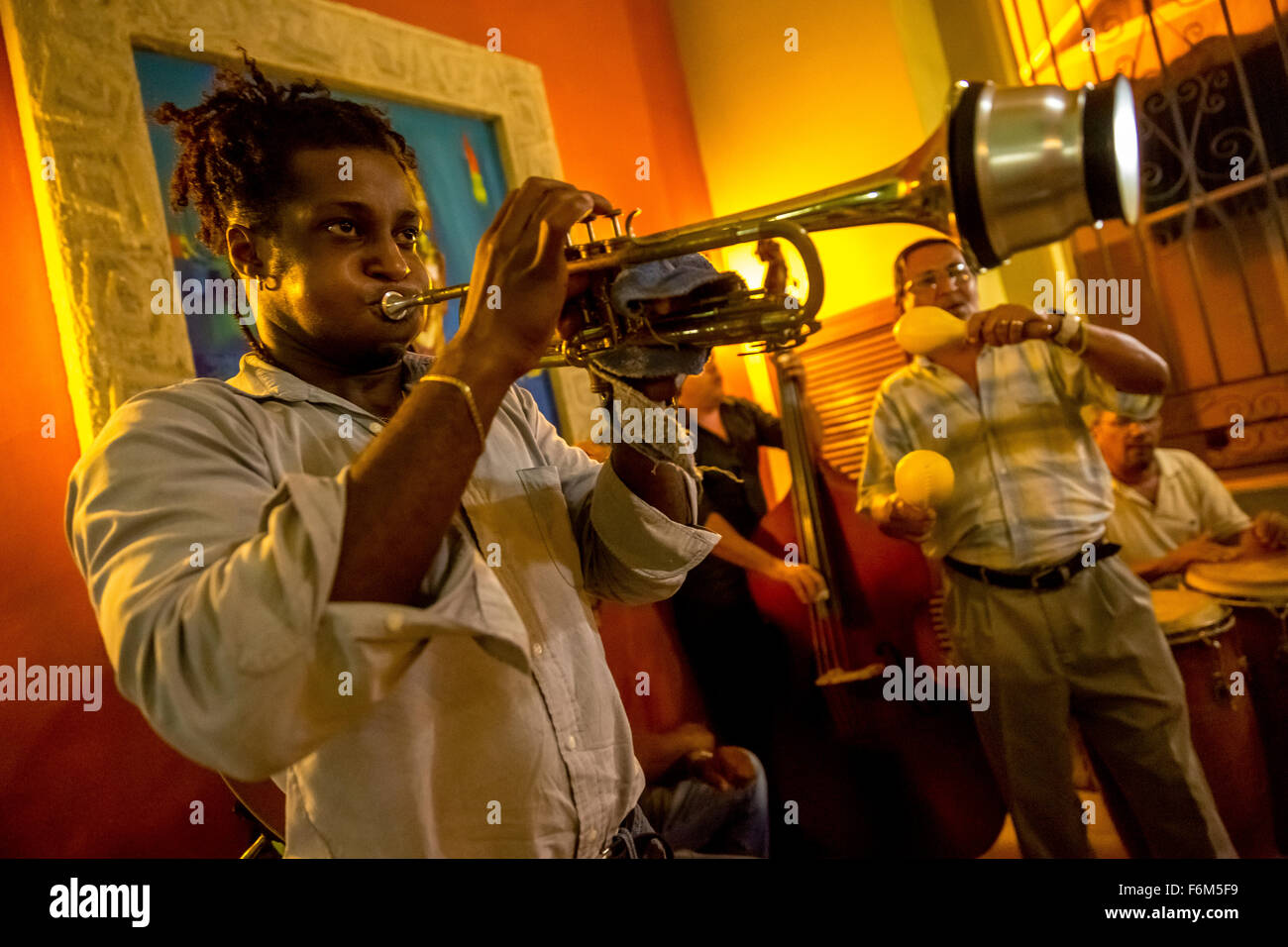 I musicisti in uno dei tanti bar con musica e ristoranti di l'Avana musica, trumpeter con ammortizzatore avviene in un bar, Cuba, Foto Stock