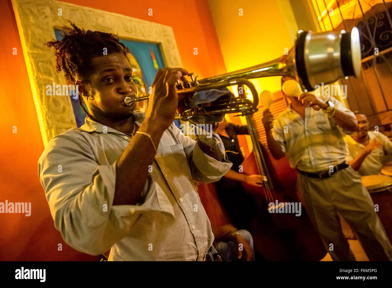 I musicisti in uno dei tanti bar con musica e ristoranti di l'Avana musica, trumpeter con ammortizzatore avviene in un bar, Cuba, Foto Stock