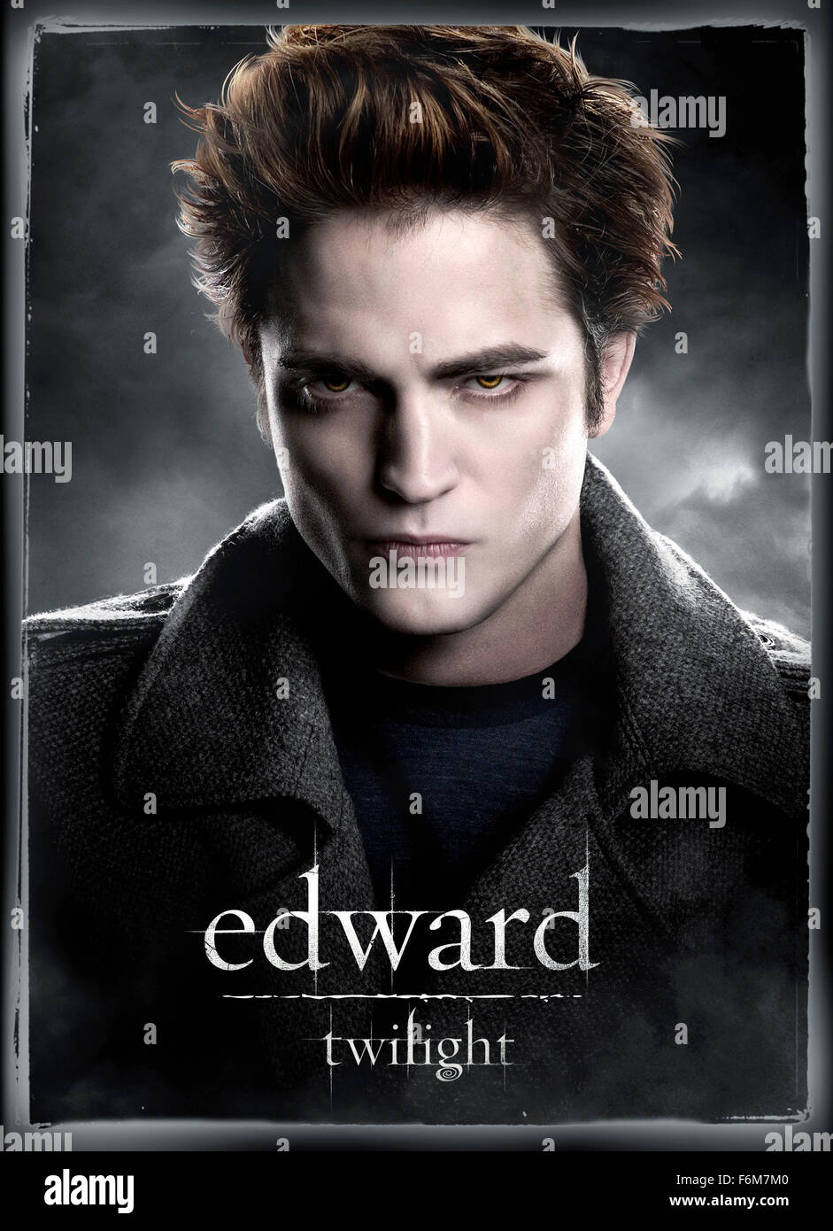 Data di rilascio: 21 novembre 2008. Il titolo del filmato: al crepuscolo. STUDIO: Summit Entertainment. Trama: Bella Swan è un maldestro, tipo hearted adolescente con un vero talento per ottenere nei guai. Edward Cullen è un intelligente, good looking vampiro che sta cercando di nascondere il suo segreto. Contro tutte le quote, i due si innamorano ma sarà un pacco di sete di sangue di inseguitori e la disapprovazione dei loro parenti e amici li separano? Nella foto: Robert Pattinson come Edward Cullen. Foto Stock