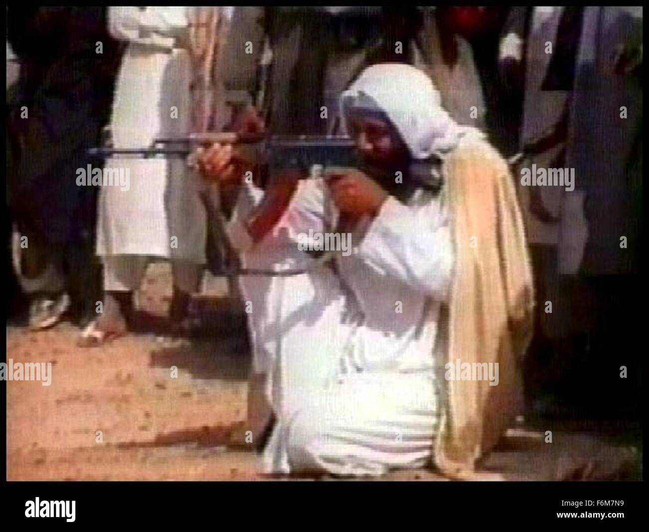 OSAMA BIN LADEN (Marzo 10, 1957 - 1 Maggio 2011) era un membro di una ricca famiglia saudita e il fondatore del jihadista organizzazione terroristica di al-Qaeda, responsabile per il 11 settembre 2001 gli attacchi contro gli Stati Uniti Ucciso in Abbottabad, Pakistan dalla American forze militari. Nella foto: 2 aprile 2008 - Afghanistan - Osama bin Laden, spara una pistola in una Al Qaeda training camp. (Credito Immagine: c Al-Jazeera) Foto Stock