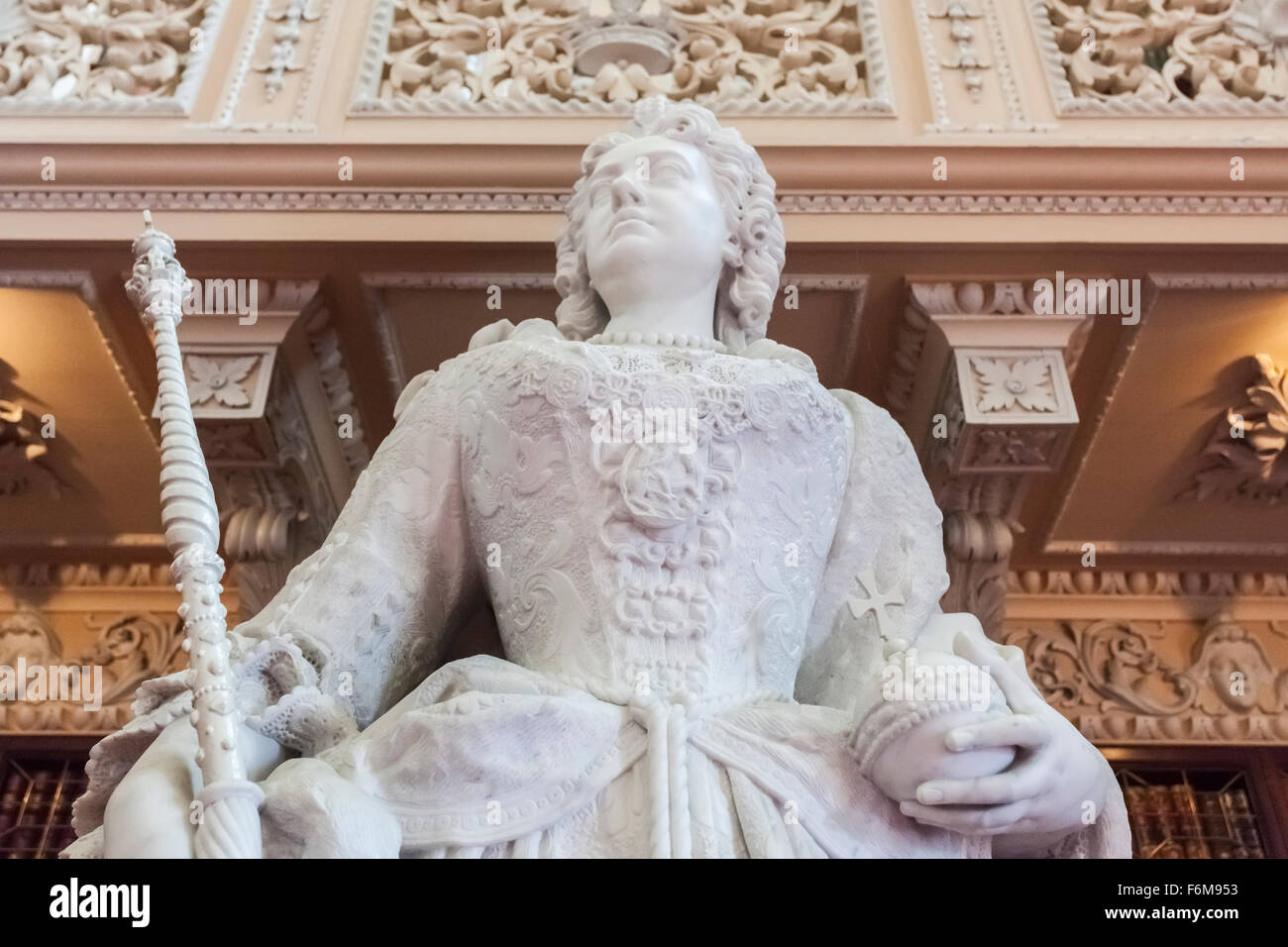 Statua in marmo di Queen Anne da Johannes Michel Rysbrack nella biblioteca presso il Palazzo di Blenheim, Woodstock, Oxfordshire, Inghilterra Foto Stock