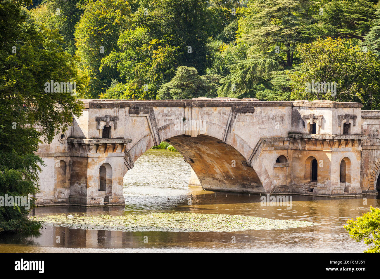 Vanbrugh del grandioso ponte sul fiume Glyme presso il Palazzo di Blenheim, Woodstock, Oxfordshire Foto Stock