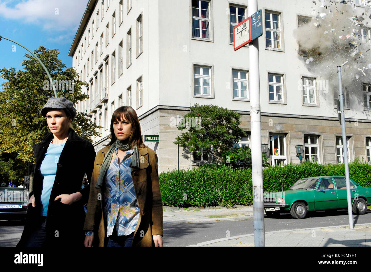 Data di rilascio: 25 settembre 2008. Il titolo del filmato: Der Baader Meinhof Komplex. STUDIO: Constantin Film Produktion. Trama: uno sguardo alla Germania il gruppo terroristico, Red Army Faction (RAF), che ha organizzato i bombardamenti, rapine, rapimenti e uccisioni nei tardi anni sessanta e settanta. Sulla base di Stefan Aust dei best-seller articoli libro. Nella foto: HANNAH HERZSPRUNG come Susanne e MARTINA GEDECK come Ulrike Meinhof. Foto Stock