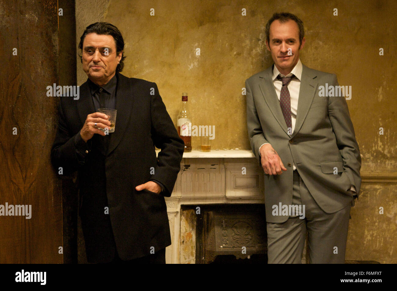 Data di rilascio: novembre 4, 2009. Il titolo del filmato: 44 pollici del torace. STUDIO: Prescienza Media. Trama: Colin è in agonia, spezzata da sua moglie di infedeltà. Tuttavia egli ha amici che non fanno più di stand by -- rapiscono la moglie amante francese e tenere lui prigioniero in modo che Colin è in grado di ripristinare la sua virilità con la vendetta. Un tribunale canguro avviene e come la situazione peggiori Loverboy la vita è in bilico come Colin combatte con la vendetta, il rimorso, dolore e pietà per se stessi, il tutto mentre egged dal suo motley crew di amici che vogliono solo lui di ottenere su di esso in modo da poter scendere il pub. Nella foto: IA Foto Stock