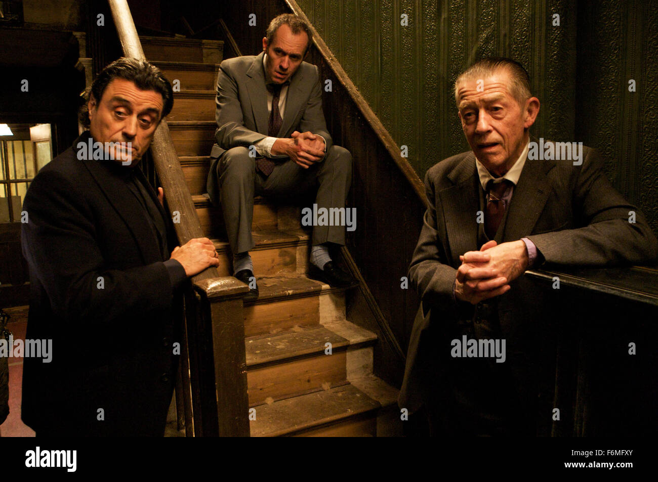 Data di rilascio: novembre 4, 2009. Il titolo del filmato: 44 pollici del torace. STUDIO: Prescienza Media. Trama: Colin è in agonia, spezzata da sua moglie di infedeltà. Tuttavia egli ha amici che non fanno più di stand by -- rapiscono la moglie amante francese e tenere lui prigioniero in modo che Colin è in grado di ripristinare la sua virilità con la vendetta. Un tribunale canguro avviene e come la situazione peggiori Loverboy la vita è in bilico come Colin combatte con la vendetta, il rimorso, dolore e pietà per se stessi, il tutto mentre egged dal suo motley crew di amici che vogliono solo lui di ottenere su di esso in modo da poter scendere il pub. Nella foto: IA Foto Stock