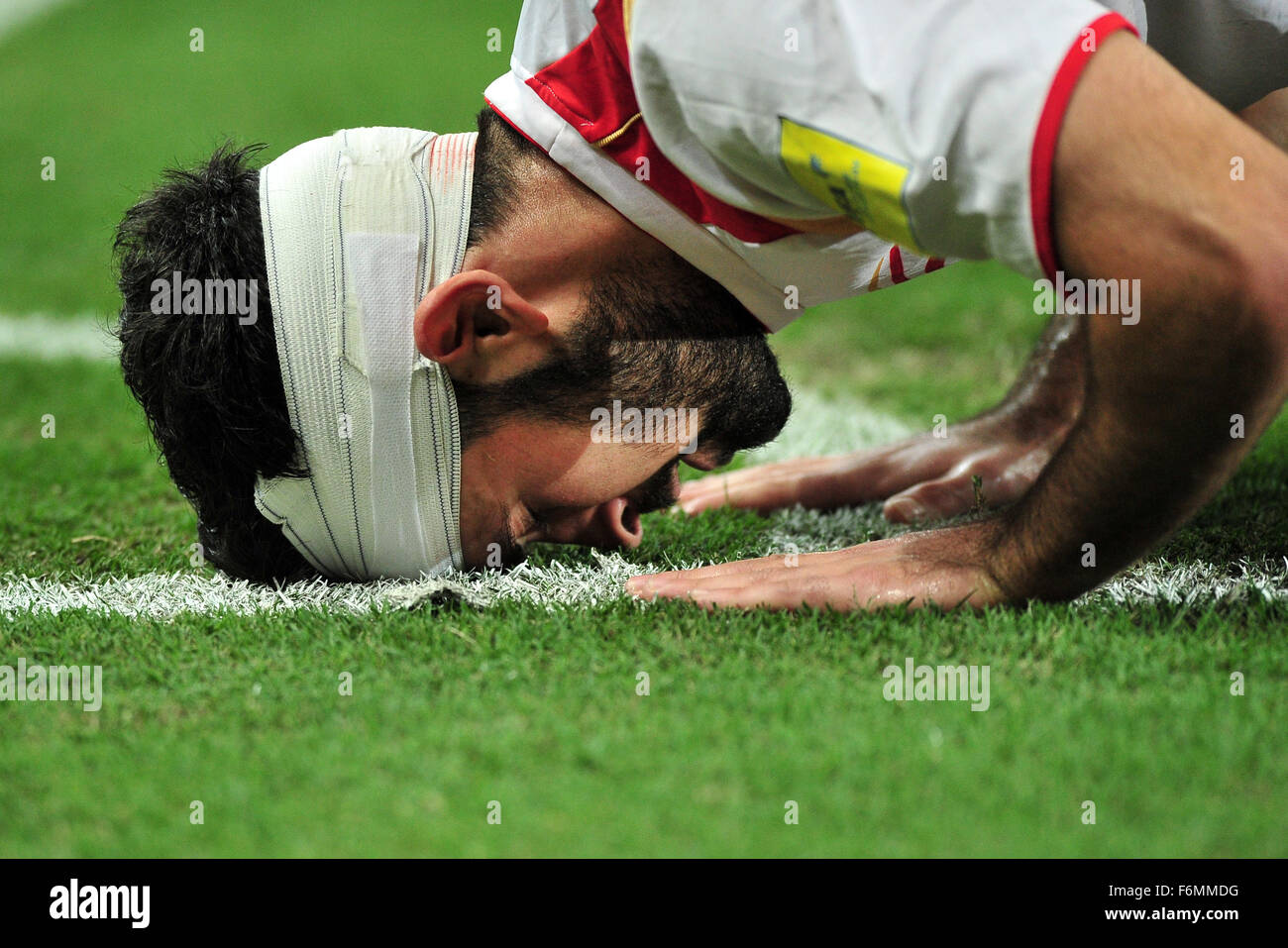 Singapore. 17 Nov, 2015. Omar Kharbin di Siria celebra il punteggio durante una 2018 World Cup Match di qualificazione in Singapore, nov. 17, 2015. La Siria ha vinto 2-1. © poi Chih Wey/Xinhua/Alamy Live News Foto Stock