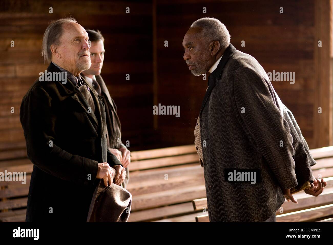 Data di rilascio: 30 luglio 2010 Titolo: ottenere bassa STUDIO: Zanuck Independent Director: Aaron Schneider Trama: un filmato ottenuto per filatura di parti uguali racconto popolare, fable e real-life leggenda circa la misteriosa, 1930s Tennessee eremita che notoriamente ha gettato il suo funerale rollicking partito... mentre era ancora vivo. Nella foto: Robert Duvall come Felix Bush e BILL COBBS come Rev. Charlie Jackson (credito Immagine: c Zanuck indipendente/Entertainment Immagini) Foto Stock