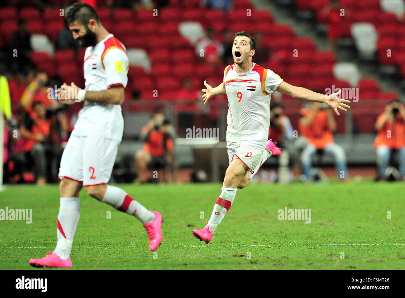 Singapore. 17 Nov, 2015. I giocatori di Siria celebrare rigature durante un 2018 World Cup Match di qualificazione con Singapore in Singapore, nov. 17, 2015. La Siria ha vinto 2-1. © poi Chih Wey/Xinhua/Alamy Live News Foto Stock