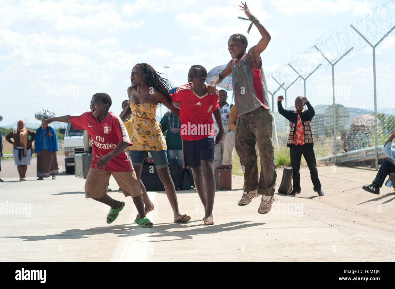 Data di rilascio: 22 ottobre 2010. Il titolo del filmato: Africa United. STUDIO: Pathe Productions. Trama: la straordinaria storia di tre bambini ruandesi che camminano 3000 miglia per i Mondiali di Calcio in Sudafrica. Utilizzando un sacco carico di ingegno e il sass (e una Coppa del Mondo del diagramma a parete per una mappa), la nostra pinta-dimensionato protagonisti insieme fuori attraverso le infinite orizzonti dell Africa nel perseguimento di un improbabile sogno. E come essi a piedi si riuniscono una tribù - un team ragamuffin - di rotte e di personaggi brillanti che li aiutano a negoziare un modo attraverso una serie di gloriose, pericoloso, esilaranti e spesso situazioni bizzarre. Foto Foto Stock