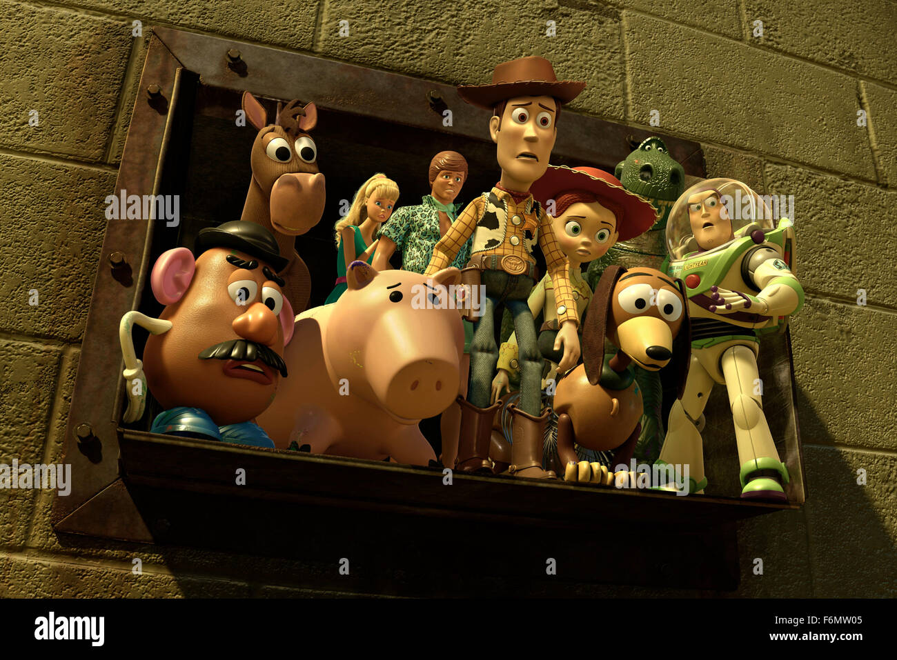 Data di rilascio: giugno 18, 2010 il titolo del filmato: Toy Story 3 STUDIO: Disney Pixar direttore: Lee Unkrich trama: Woody, Buzz e il resto di loro toy-box amici sono oggetto di dumping in un giorno-centro di cura dopo il loro proprietario, Andy, parta per il college nella foto(L-R) Mr. Potato, Bullseye, Barbie, Hamm, Ken, Woody, Jessie, Slinky Dog, Rex, Buzz Lightyear (credito Immagine: c Disney Pixar/Entertainment Immagini) Foto Stock