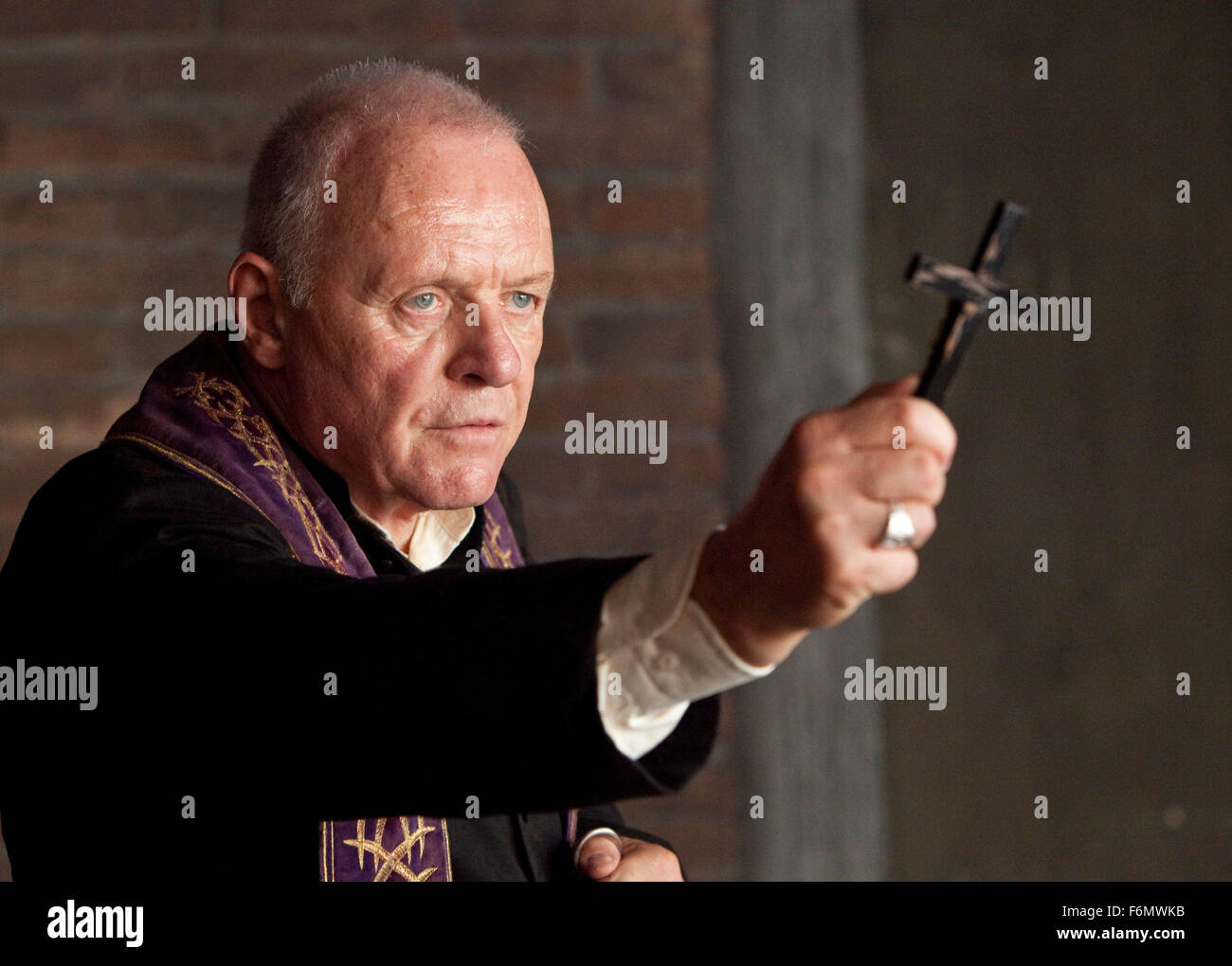 Data di rilascio: Gennaio 28, 2011 il titolo del filmato: il rito STUDIO: New Line Cinema direttore: Mikael Hafstrom trama: Un sacerdote americano viaggi in Italia per studiare presso una scuola di esorcismo nella foto: Anthony Hopkins come Padre Lucas (credito Immagine: c New Line Cinema/Entertainment Immagini) Foto Stock