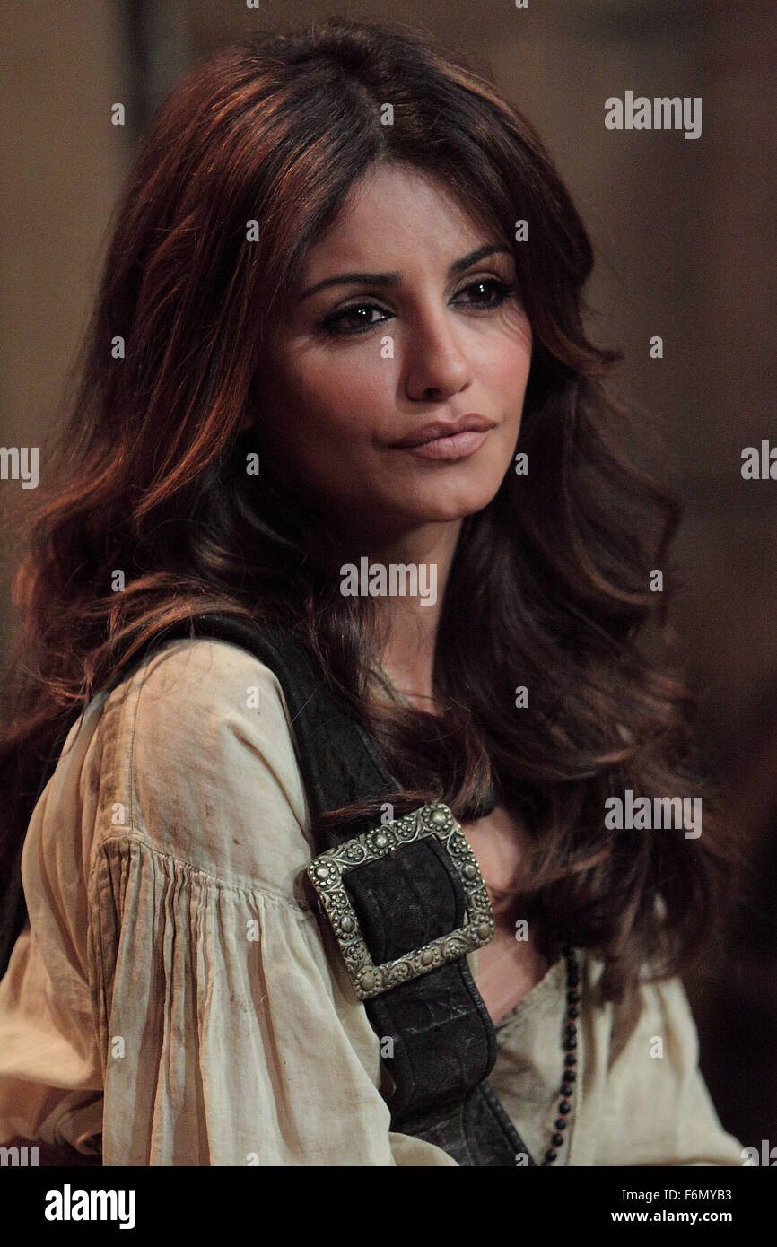 Data di rilascio: Maggio 7, 2011 il titolo del filmato: i pirati dei Caraibi: il forestiero maree STUDIO: Disney Enterprises direttore: Rob Marshall trama: Jack Sparrow e Barbossa imbarcarsi in una missione per trovare il fantomatico fontana della giovinezza, solo per scoprire che il Blackbeard e sua figlia sono dopo che troppo nella foto: MONICA CRUZ (credito Immagine: c Disney Enterprises/Entertainment Immagini) Foto Stock