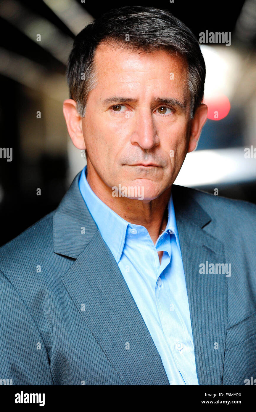 Febbraio 25, 2013 - Los Angeles, California, Stati Uniti - ''Senza una traccia'' star ANTHONY LAPAGLIA portrait session. LaPaglia è un attore australiano più noto per il suo ruolo come agente FBI Jack Malone sulla serie tv americane senza una traccia, per cui ha vinto un premio di Golden Globe per il Miglior Attore di serie televisive del dramma e per il suo ruolo di Simon luna sul TV show Frasier, per cui ha vinto un Primetime Emmy Award per lo straordinario attore Guest in una serie di commedia. Egli è anche noto per il suo ruolo come Barry ''La Lama'' Muldanno nel client. (Credito Immagine: c MWP) Foto Stock