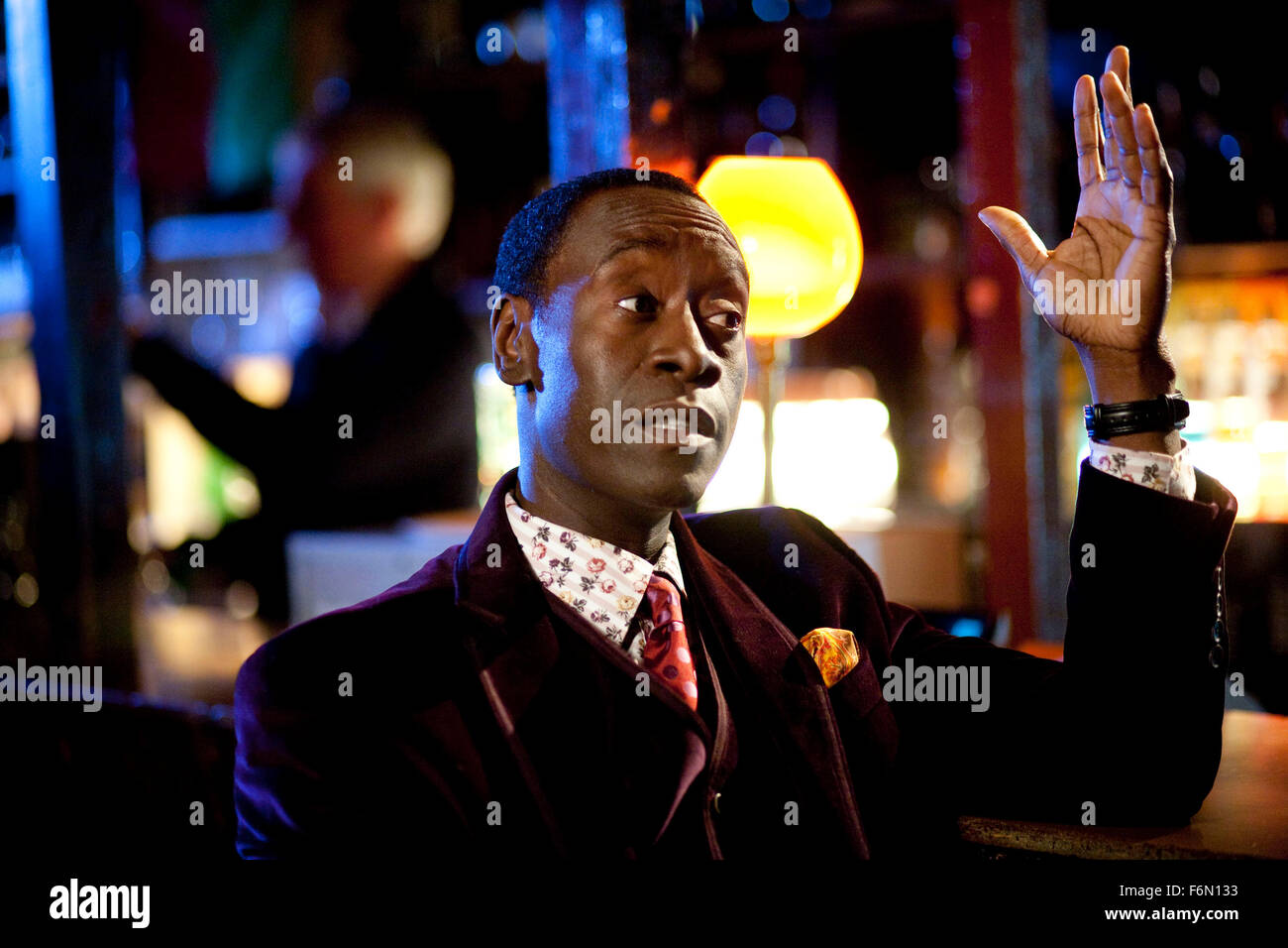 Data di rilascio: 29 luglio 2011 Titolo: Guardia STUDIO: Sony Pictures Classics direttore: John Michael McDonagh trama: il sergente Gerry Boyle è una piccola cittadina cop irlandese con una personalità conflittuale, un sovversivo senso dell'umorismo, una madre morente, una predilezione per le prostitute, e assolutamente nessun interesse per niente della cocaina internazionale di contrabbando di anello che ha portato dritto-allacciato agente FBI Wendell Everett alla sua porta nella foto: Don Cheadle come agente FBI Wendell Everett (credito Immagine: c Sony Pictures Classics/Entertainment Immagini) Foto Stock