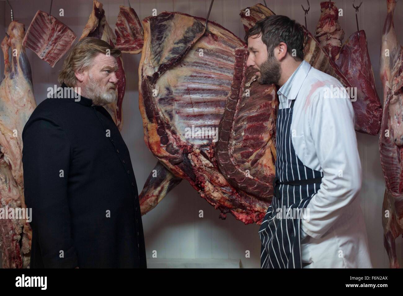 Data di rilascio: agosto 1, 2014 Titolo: Calvery STUDIO: Fox Searchlight Pictures Regista: John Michael McDonagh trama: dopo che egli è stato minacciato durante una confessione, un bonario sacerdote deve combattere contro le forze oscure in chiusura intorno a lui nella foto: Brendan Gleeson come padre James Lavelle e Chris O'Dowd come Jack Brennan (credito: c Fox Searchlight Pictures/Entertainment Immagini) Foto Stock