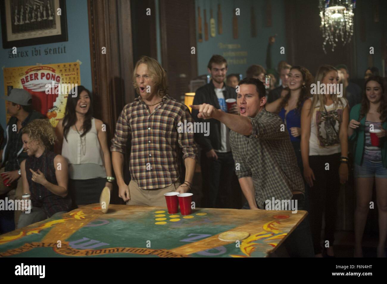 Data di rilascio: giugno 13, 2014 Titolo: 22 Jump Street STUDIO: Columbia Pictures Regista: Phil signore, Christopher Miller trama: dopo aver effettuato il loro modo attraverso la high school (due volte), grandi cambiamenti sono in serbo per gli ufficiali Schmidt e Jenko quando essi andare in profondità in incognito in corrispondenza di un collegio locale nella foto: Channing Tatum come Jenko e WYATT RUSSELL come Zook (credito: c Columbia Pictures/Entertainment Immagini) Foto Stock