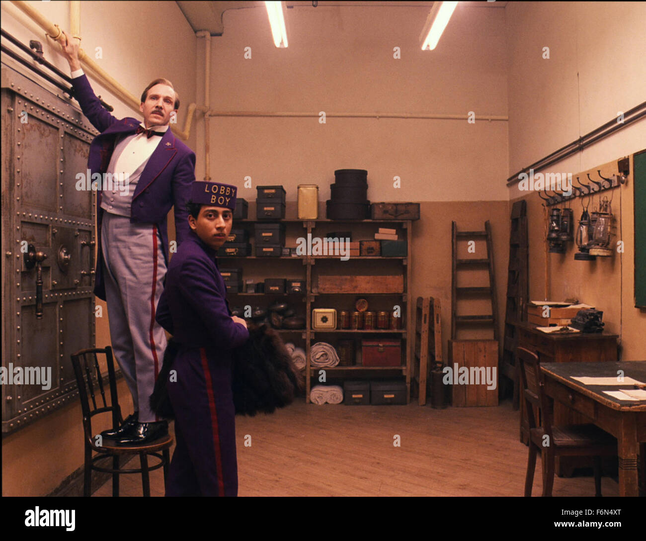 Febbraio 5, 2014 - Hollywood, Stati Uniti d'America - IL GRAND HOTEL DI BUDAPEST (2014)..Ralph Fiennes..TONY REVOLORI..Wes Anderson (DIR). (Credito Immagine: c faccia a faccia/Entertainment Immagini) Foto Stock