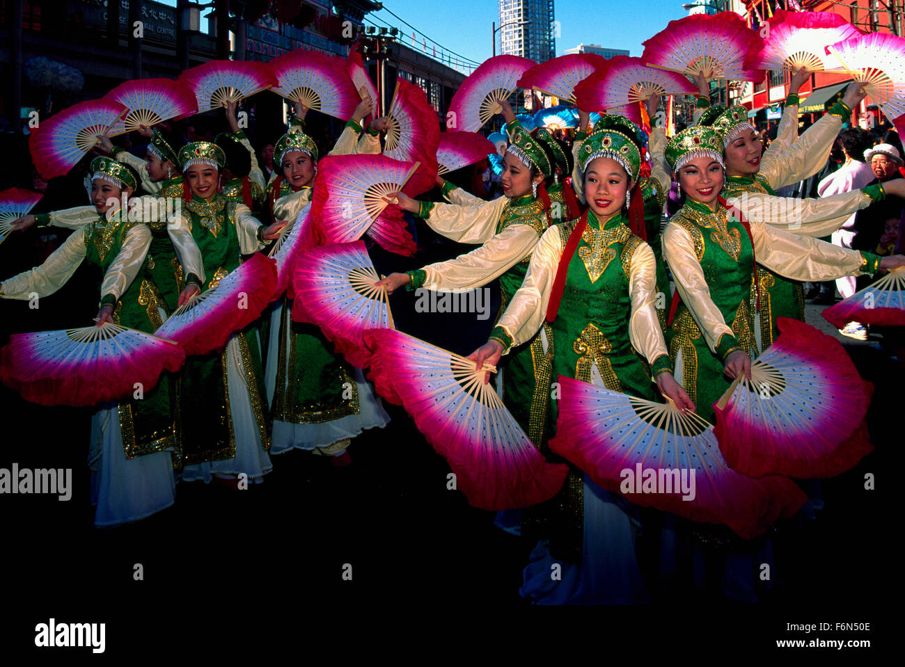 Anno Nuovo Cinese Festival Parade celebrazione, ballerini danzare con ventole - Chinatown, Vancouver, BC, British Columbia, Canada Foto Stock