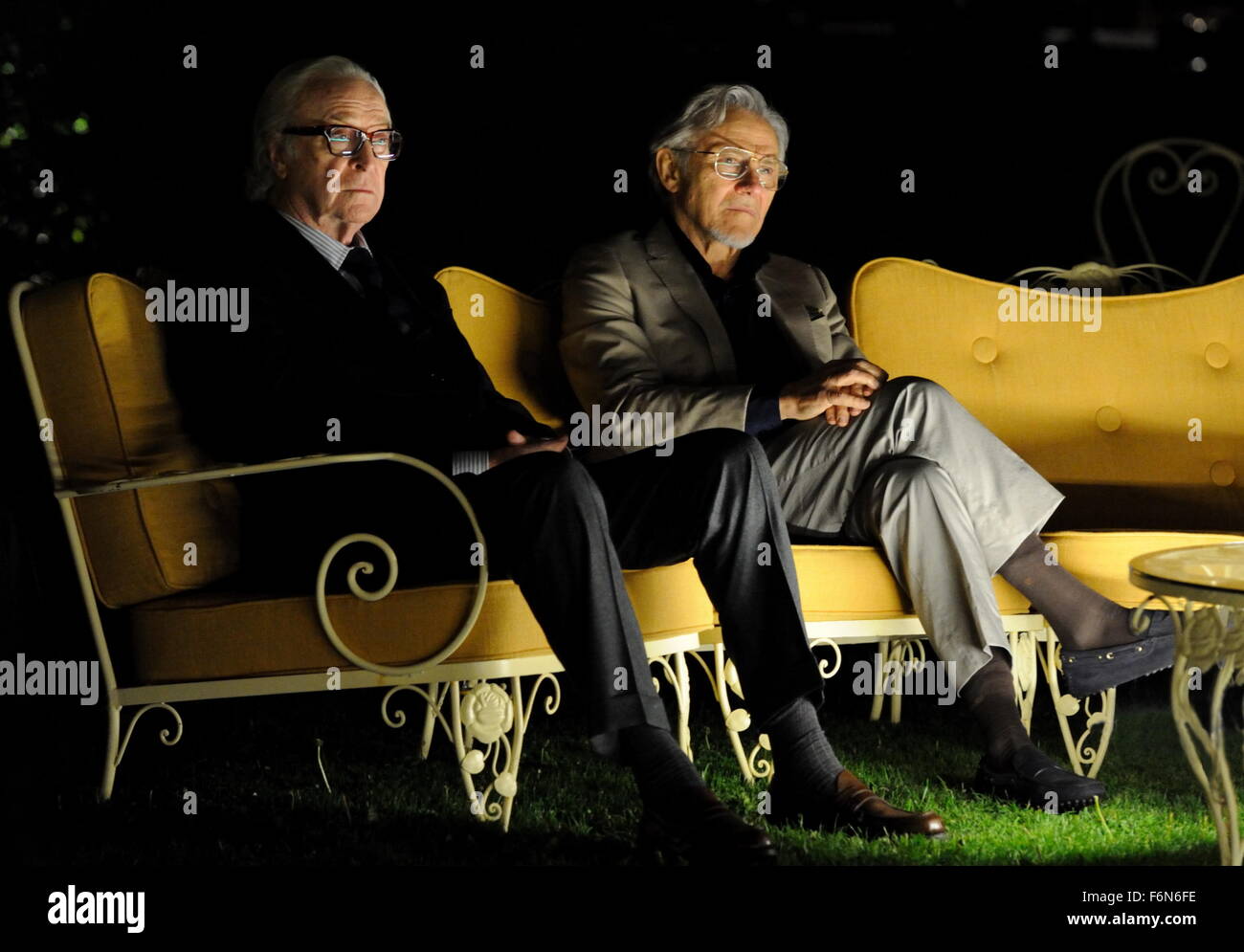 Data di rilascio: Dicembre 4, 2015 Titolo: studio della gioventù: Indigo Film Direttore: Paolo Sorrentino trama: Fred e Mick, due vecchi amici sono in vacanza in un hotel elegante ai piedi delle Alpi. Fred, un compositore e conduttore, è ora in pensione. Mick, un regista è ancora funzionante. Mentre Mick codifica per terminare la sceneggiatura per ciò che egli immagina sarà il suo ultimo film importante, Fred non ha alcuna intenzione di riprendere la sua carriera musicale. Ma qualcuno vuole a tutti i costi sentire da lui condotta di nuovo. Nella foto: Michael Caine come Fred Ballinger, Harvey Keitel come Mick Boyle (credito: c Indigo Film/Entertainment P Foto Stock