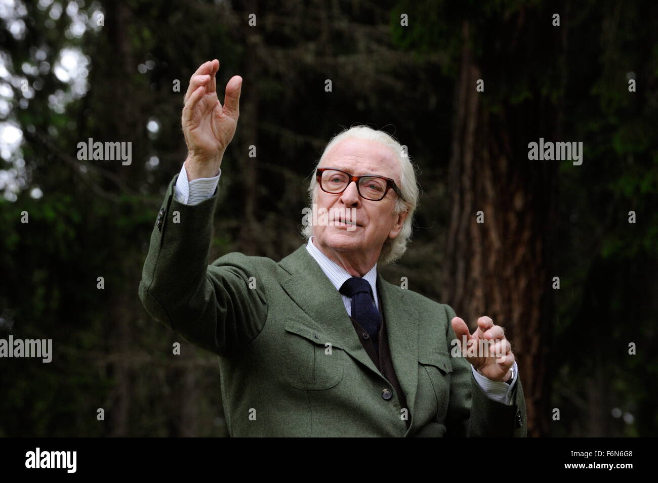 Data di rilascio: Dicembre 4, 2015 Titolo: studio della gioventù: Fox Searchlight Pictures Regista: Paolo Sorrentino trama: Fred e Mick, due vecchi amici sono in vacanza in un hotel elegante ai piedi delle Alpi. Fred, un compositore e conduttore, è ora in pensione. Mick, un regista è ancora funzionante. Essi guardano con curiosità e tenerezza su ciò che i loro bambini confusa vita, Mick entusiasta giovani scrittori, e gli altri ospiti nell'immagine: Michael Caine come Fred Ballinger (credito: c Fox Searchlight Pictures/Entertainment Immagini) Foto Stock