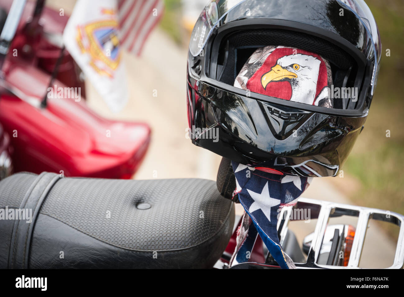 Motociclo casco e testa patriottica sciarpa a car show in Snellville, Georgia, Stati Uniti d'America. Foto Stock