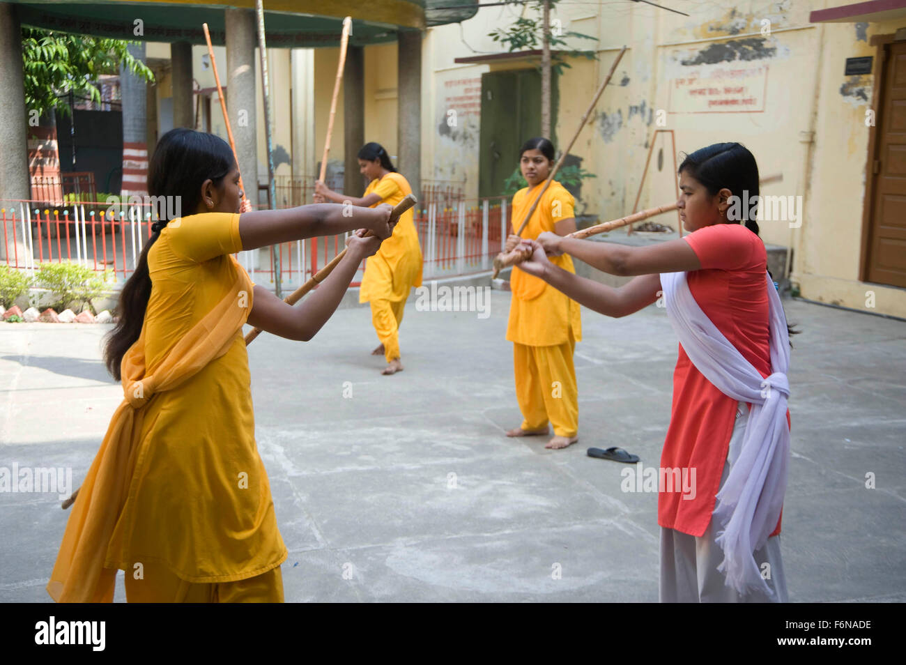 Le ragazze imparano la tecnica difensiva, Padini kanya mahavidyalaya, varanasi, uttar pradesh, india, asia Foto Stock