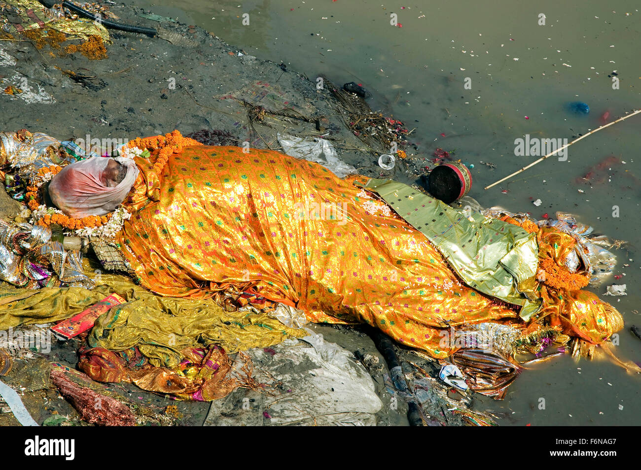 Corpo morto cerimonia, Varanasi, Uttar Pradesh, India, Asia Foto Stock