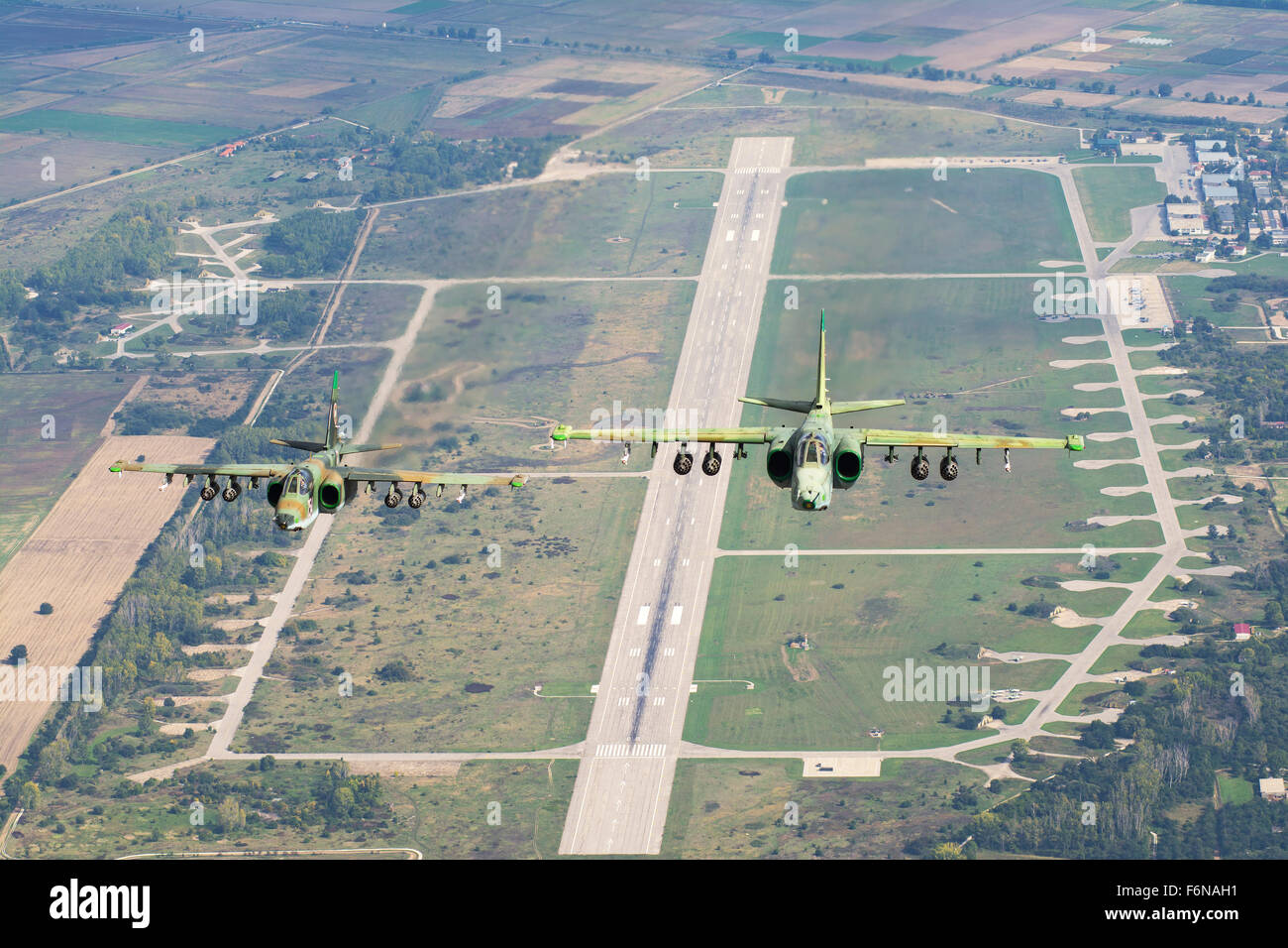 Due Bulgarian Air Force Sukhoi Su-25s Aeromobili sorvolano Graf Ignatievo Air Base, Bulgaria. Foto Stock