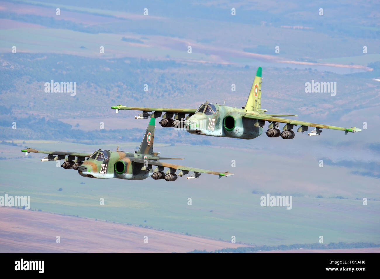 Una coppia di Bulgarian Air Force Sukhoi Su-25s sorvolano Graf Ignatievo Air Base, Bulgaria. Foto Stock