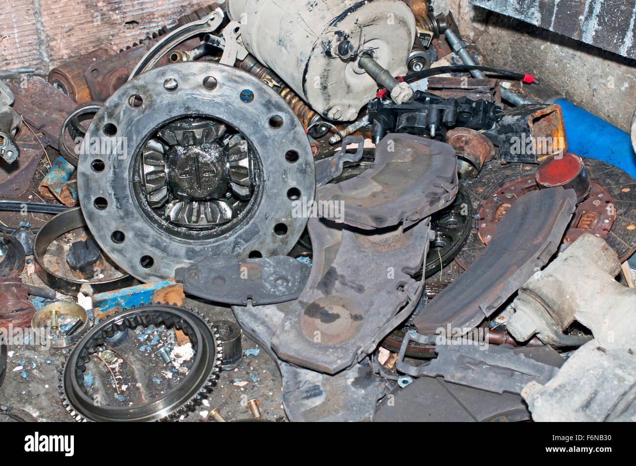 I pezzi di ricambio da un veicolo scarto per il riciclo. Foto Stock
