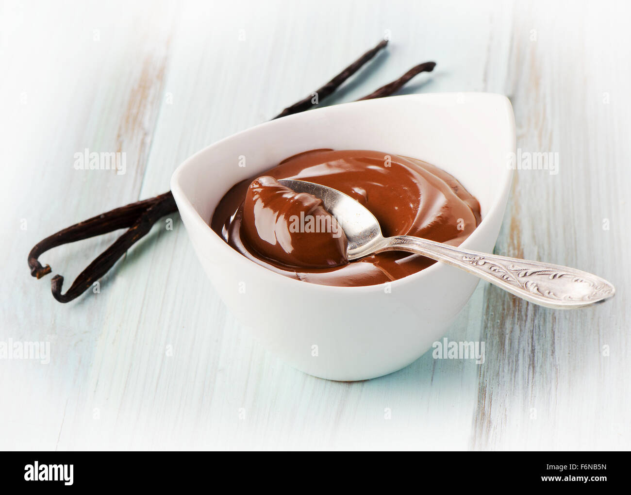 Ciotola di crema di cioccolato su un tavolo di legno. Messa a fuoco selettiva Foto Stock