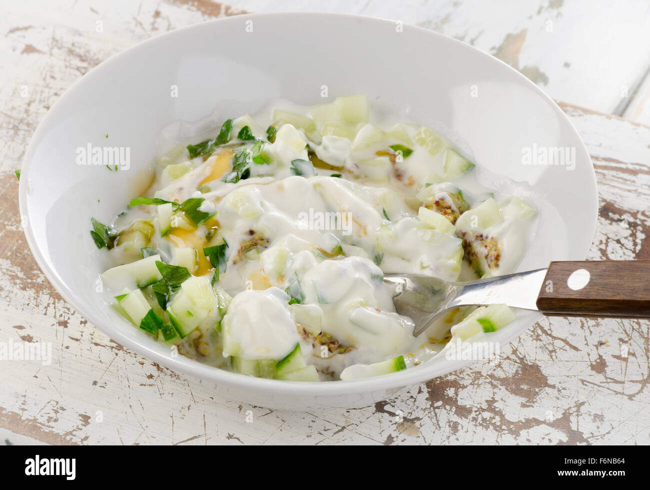 Tradizionale da salsa di yogurt, cetrioli ed erbe fresche. Messa a fuoco selettiva Foto Stock