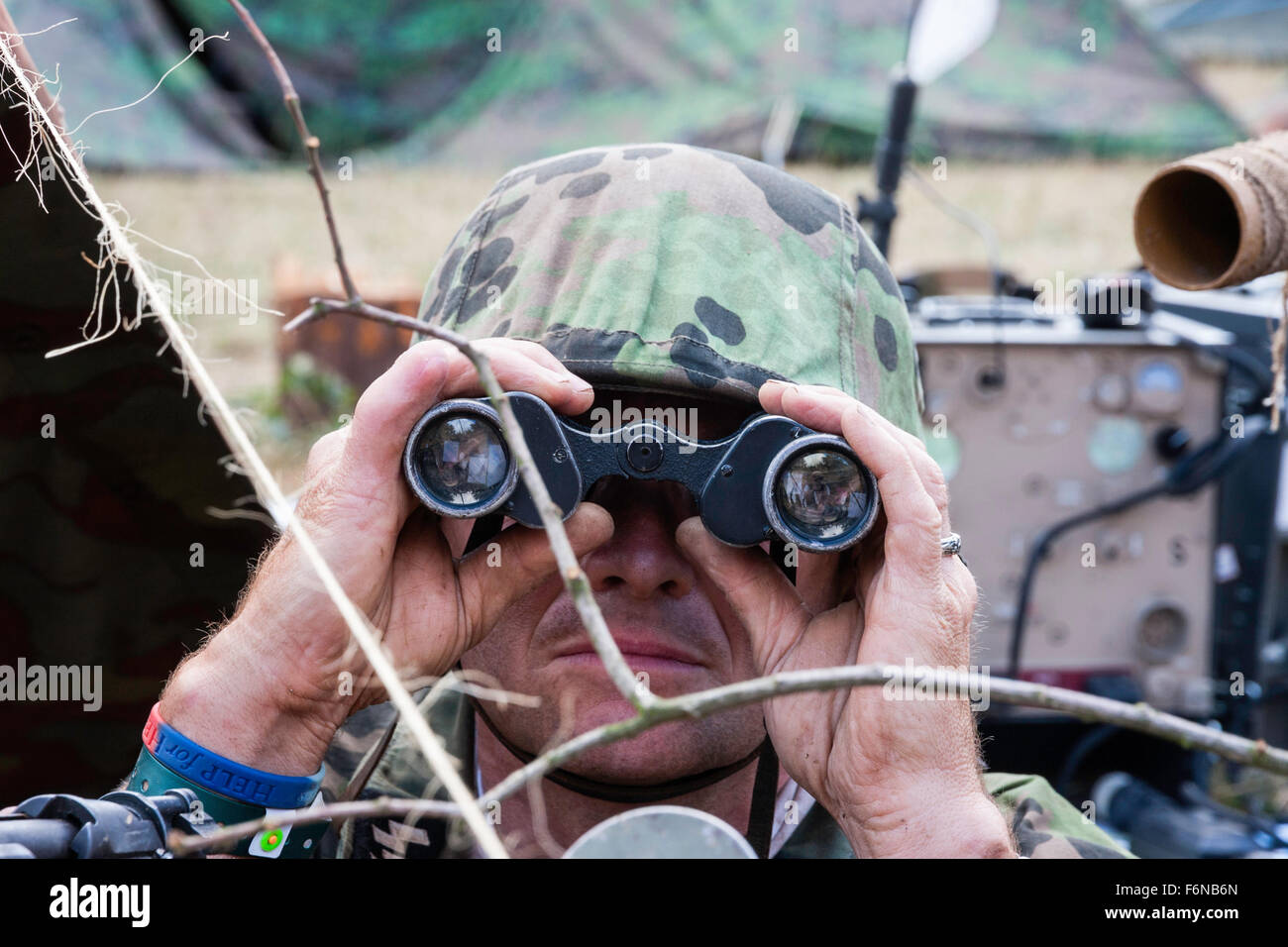 La seconda guerra mondiale la rievocazione. In prossimità della testa della  Wehrmacht ufficiale tedesco guardando attraverso il binocolo direttamente  al visualizzatore Foto stock - Alamy