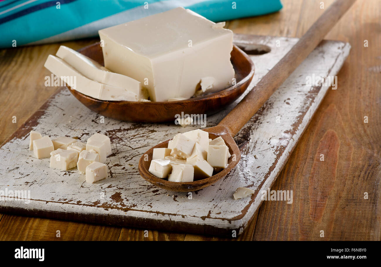 Tofu di soia su sfondo di legno. Messa a fuoco selettiva Foto Stock