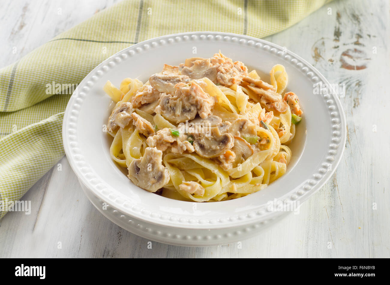 Piatto di pasta con crema di funghi salsa. Messa a fuoco selettiva Foto Stock
