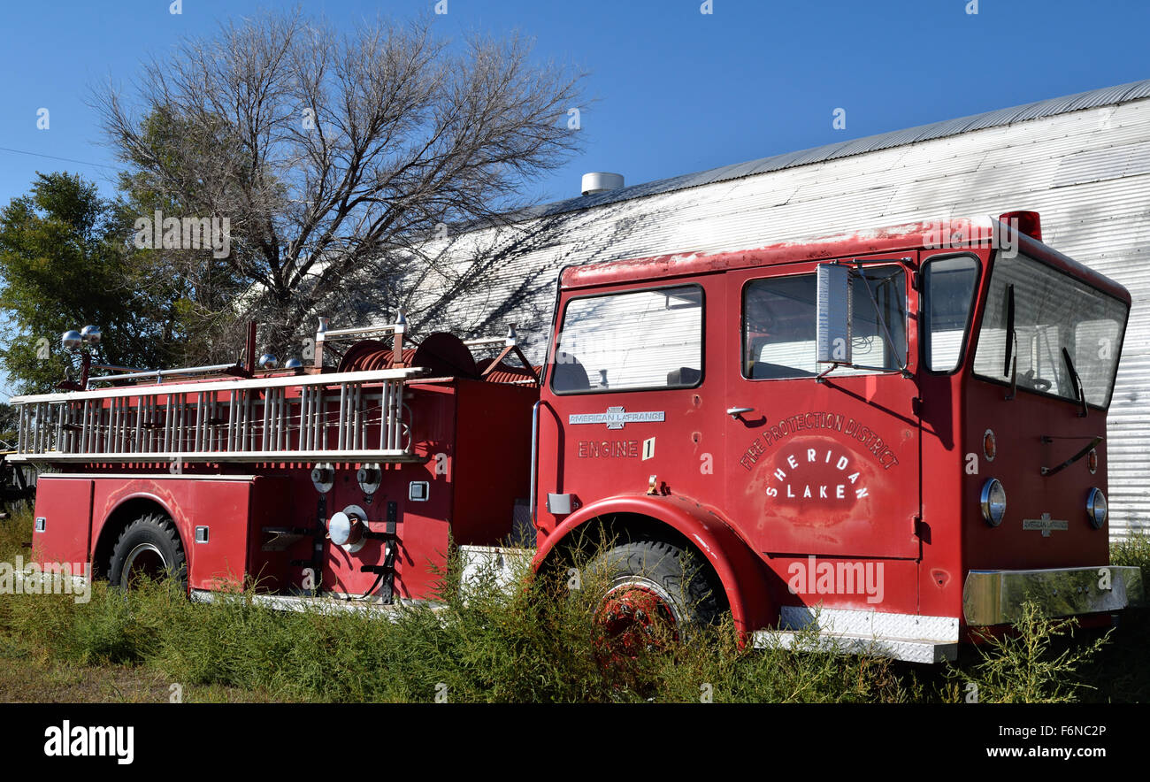 Un vecchio abbandonato camion dei pompieri seduto in un campo di Sheridan Lago, Colorado. Foto Stock